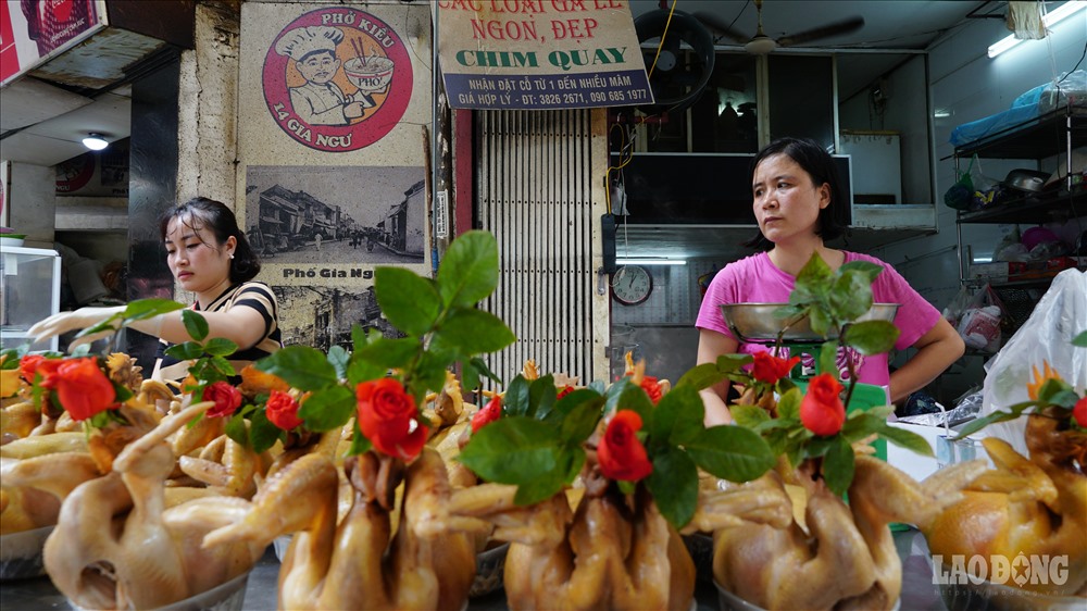 Chị Hoàng Thị Liễu chia sẻ: “Ở nhà cả 2 vợ chồng đều không biết thịt gà, phần nữa là do nhà kinh doanh khá bận ngày Tết nên năm nào vào ngày 30 tôi cũng tranh thủ qua đây mua gà và xôi gấc về cúng.”