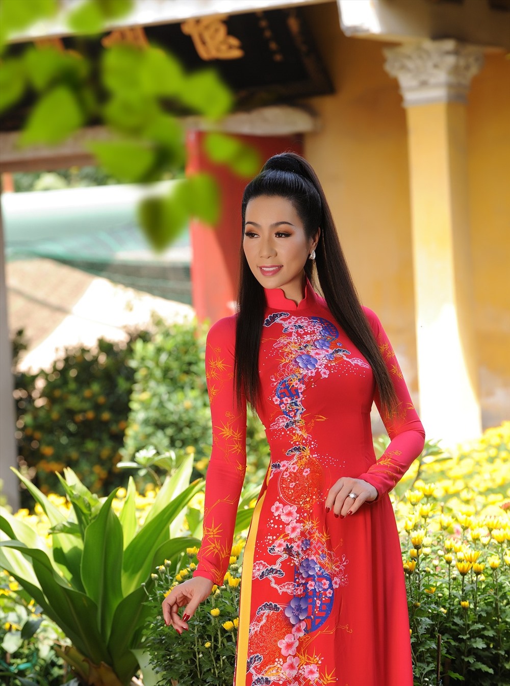 Nữ diễn viên và 2 con gái lựa chọn áo dài của nhà thiết kế Việt Hùng để dạo phố ngày Xuân. 