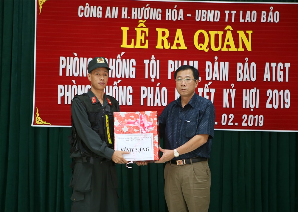 Lãnh đạo UBND thị trấn Lao Bảo tặng quà động viên các lực lượng bảo đảm an ninh trật tự trên địa bàn dịp tết. Ảnh: Hưng Thơ.