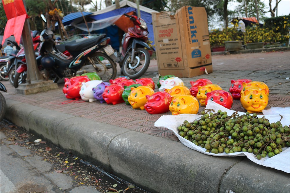 Heo nhiều màu sắc, bao lì xì được trang trí đa dạng là một trong những món hàng có giá trị bình dân được bày bán trên khắp các tuyến đường ở Huế. Ảnh: Viễn Chinh.