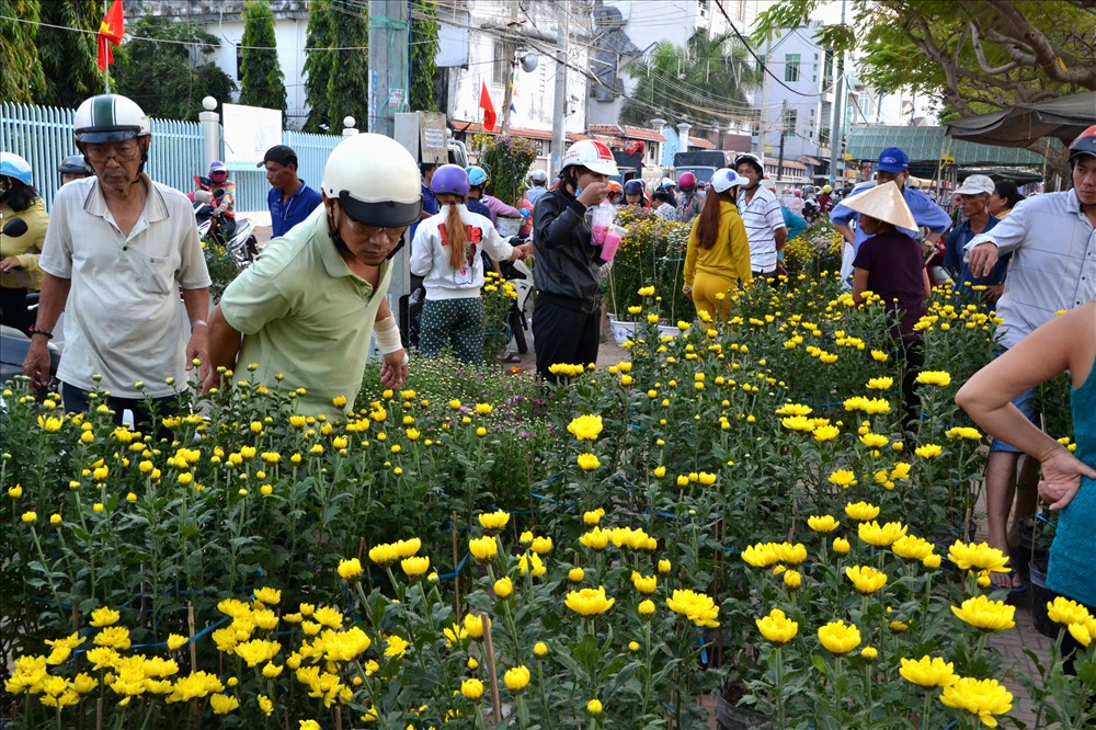 Đến chiều 30 tháng Chạp, nhưng chợ hoa Tết ở TP Long Xuyên vẫn đầy ắp hoa. Ảnh: Lục Tùng