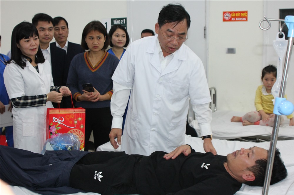 Giám đốc Sở Y tế Hà Nội tặng quà cho bệnh nhân cấp cứu tại BV Thanh Nhàn. Ảnh: Thùy Linh