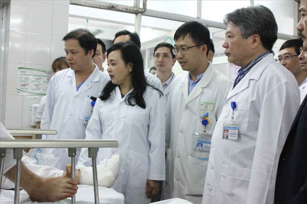 Bộ trưởng Bộ Y tế thăm bệnh nhân tại BV Việt Đức. Ảnh: Thùy Linh