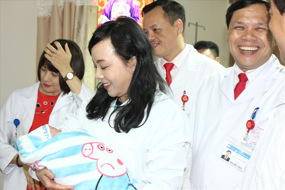 Bộ trưởng Kim Tiến dỗ dành, cưng nựng những em bé được sinh vào ngày cuối cùng của năm Mậu Tuất tại BV Phụ sản TƯ. Ảnh: Thùy Linh