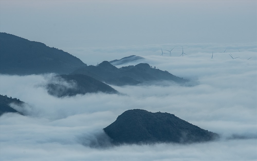 Sương lảng bảng dưới chân núi, xa xa là các cột điện gió mờ ảo. Ảnh: Bôn Nguyễn.