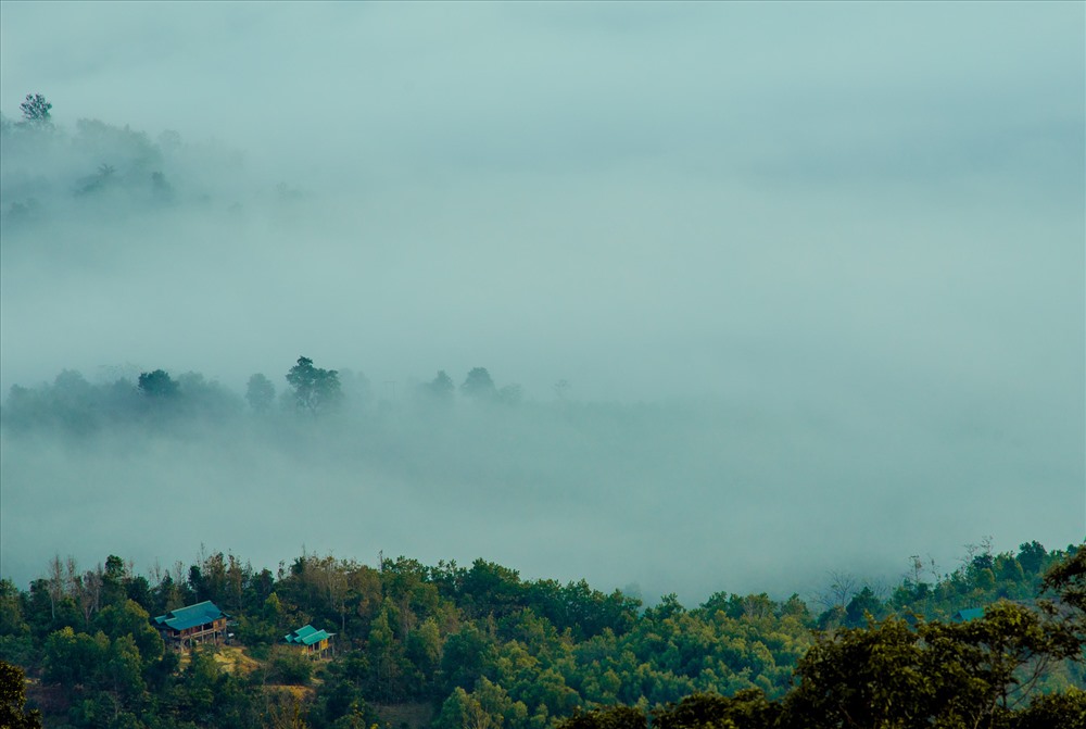 Bản làng thấp thoáng dưới làn sương. Ảnh: Bôn Nguyễn.