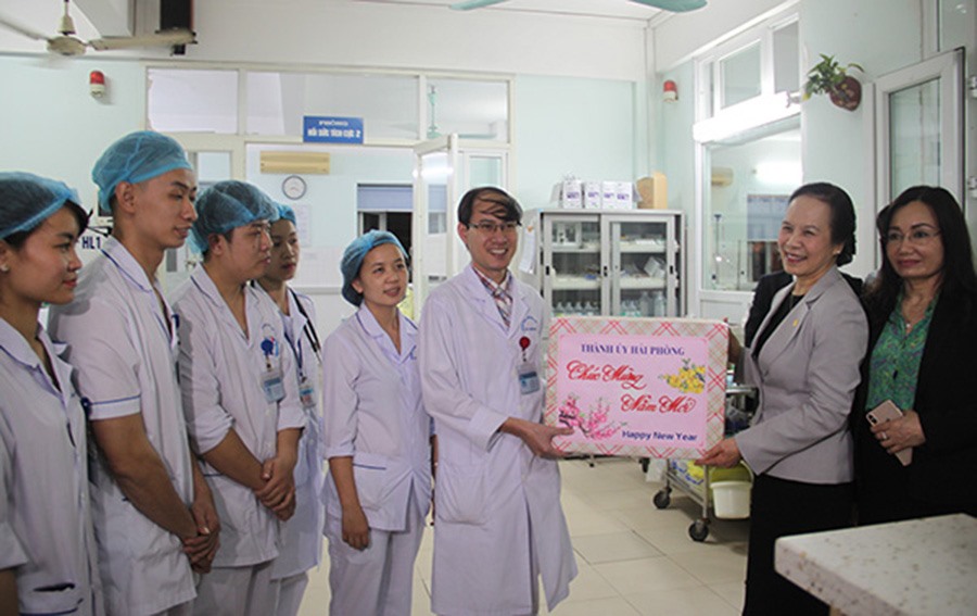 Phó Bí thư Thường trực Thành ủy Nguyễn Thị Nghĩa thăm, tặng quà và chúc Tết tại Bệnh viện Hữu nghị Việt Tiệp.
