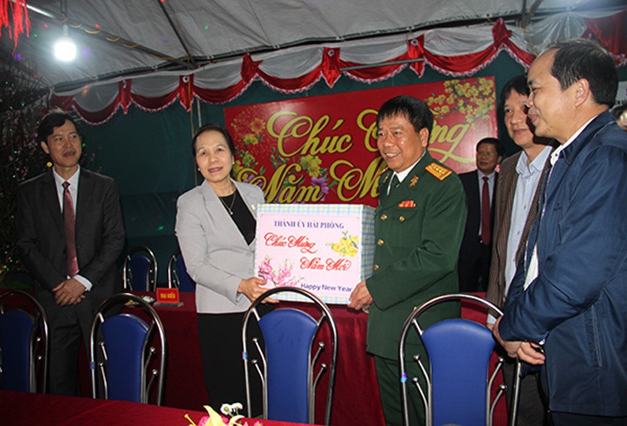 Phó Bí thư Thường trực Thành ủy thăm, tặng quà và chúc Tết lực lượng phục vụ bắn pháo hoa đêm giao thừa tại quận Dương Kinh.