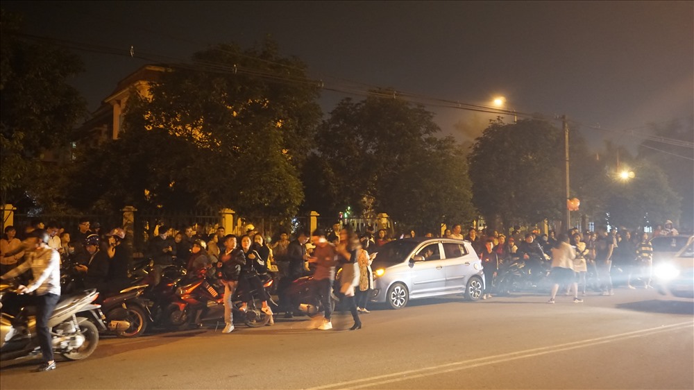 Các ngả đường đến Trung tâm Văn hóa-thể thao thị xã Hồng Lĩnh -nơi tổ chức bắn pháo hoa đều kín như nêm.