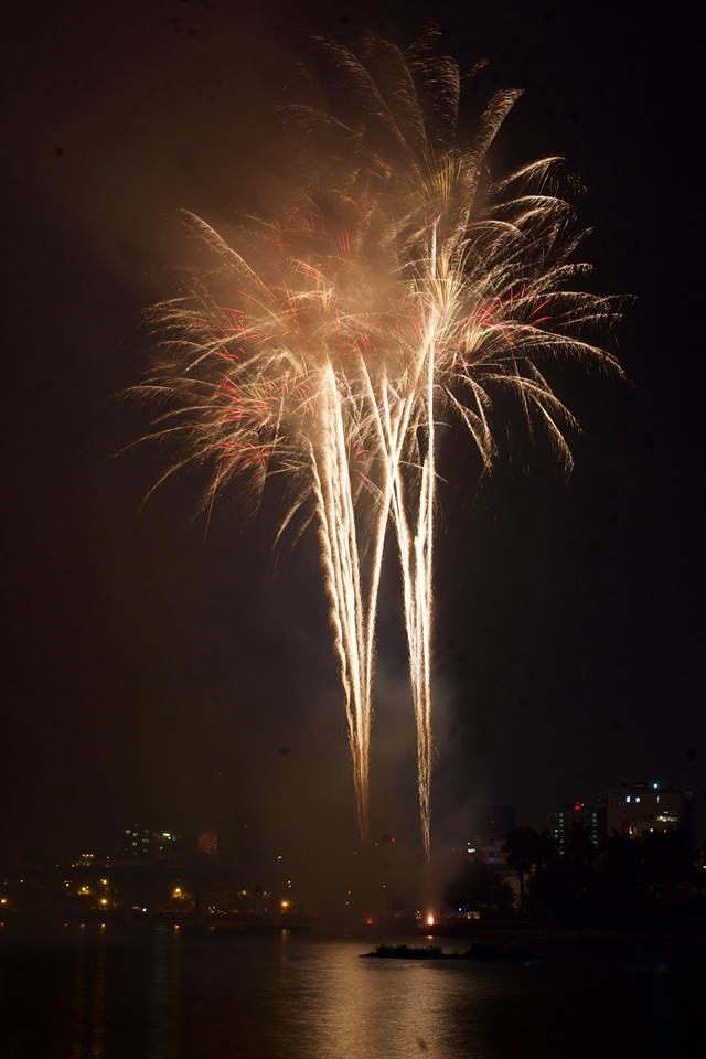 00h, những chùm pháo hoa nở bung phía trên tháp Rùa mừng xuân Kỷ Hợi 2019.