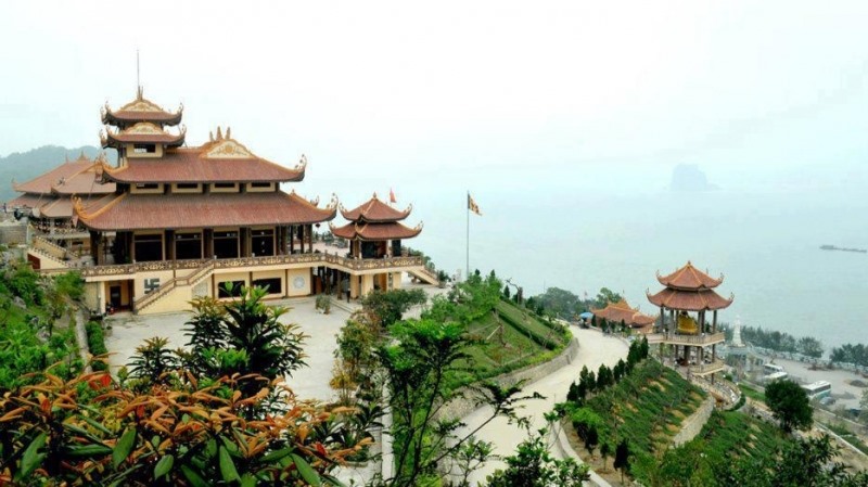 Chùa Cái Bầu (hay còn được gọi là Thiền Viện Trúc Lâm Giác Tâm) được khánh thành vào năm 2009 tọa lạc gần Khu du lịch Bãi Dài – Vân Đồn,với vị thế lưng tựa núi, mặt hướng biển. 