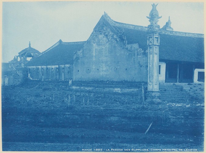 Kiến trúc chính điện và toàn cảnh phía bên ngoài nhìn vào.Ảnh chụp năm 1885. 