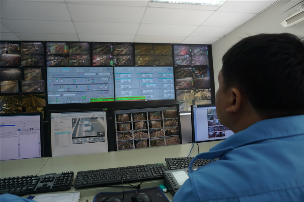 Trung tâm điều hành có diện tích khoảng 200 m2 đặt tại trụ sở quản lý đường hầm sông Sài Gòn (quận 2, TPHCM). Tại trung tâm hàng loạt nhân viên điều hành luôn túc trực quan sát và điều khiển giao thông cũng như nắm bắt mọi “chuyển động” của đường phố qua các màn hình.