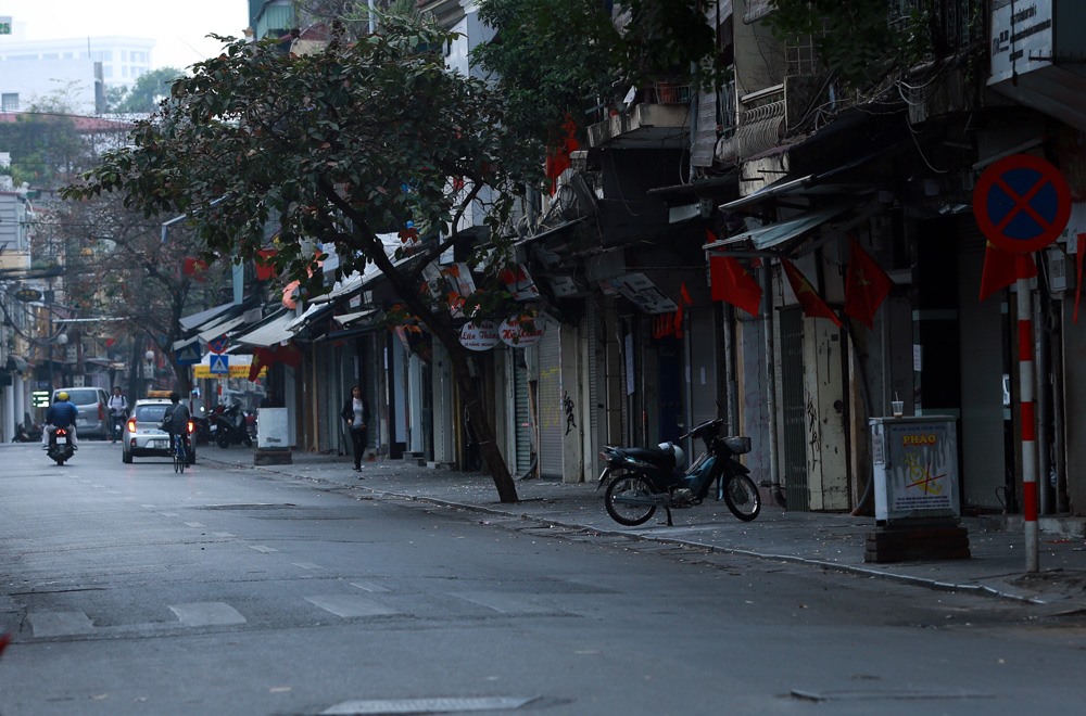 Phố Hàng Đào, một trong những con phố buôn bán sầm uất bậc nhất Hà thành ngày thường ngày luôn đông nghịt kẻ mua người bán từ sáng đến khuy nay bỗng thoáng đãng lạ.