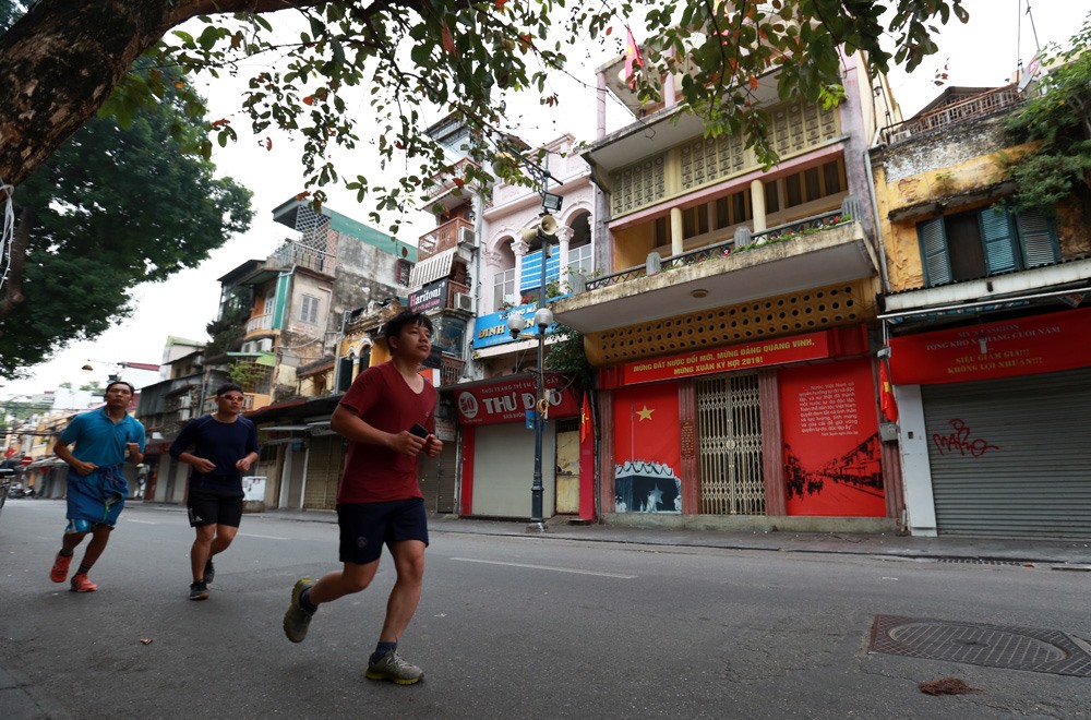 Tản bước qua phố Hàng Ngang, nơi  Bác Hồ viết bản tuyên ngôn độc lập cách đây 74 năm tại ngôi nhà mang số 48 thuộc sở hữu của ông Trịnh Văn Bô và bà Hoàng Thị Minh Hồ, một doanh nhân buôn tơ lụa nổi tiếng giàu có.