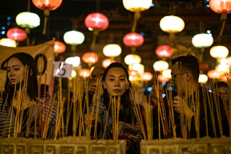 Người dân đi lễ chùa cầu may mắn sau giao thừa ở Hong Kong (Trung Quốc). Ảnh: AFP.  