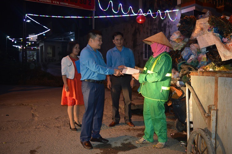 Lãnh đạo LĐLĐ tỉnh Yên Bái tặng quà CN môi trường làm việc trong đêm 30 Tết. Ảnh: Y.B