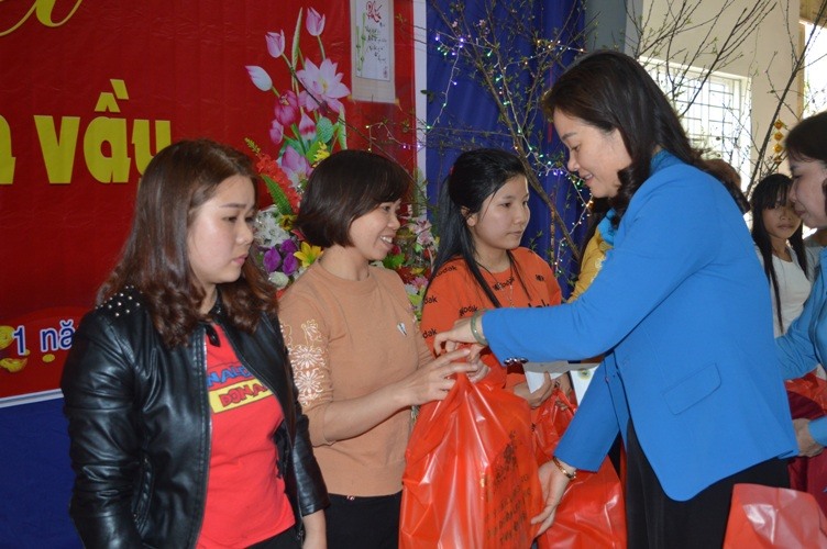 Đồng chí Ngô Hồng Hạnh, Phó Chủ tịch Thường trực LĐLĐ tỉnh tặng quà tết cho đoàn viên, người lao động Công ty TNHH  MTV Chiến Thắng Nghĩa Lộ. Ảnh: Y.B