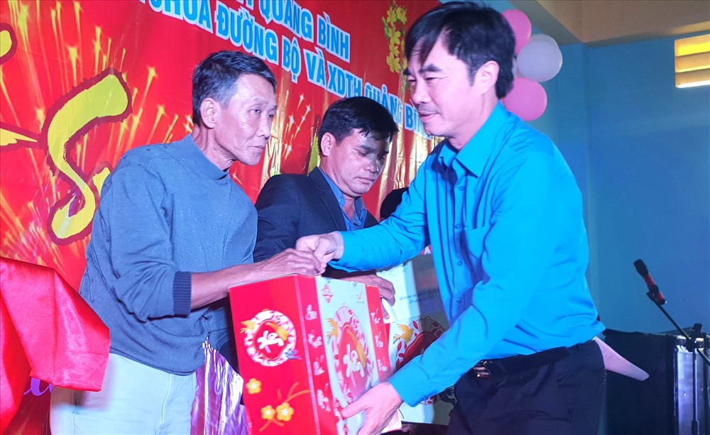 Chủ tịch LĐLĐ Quảng Bình trao quà cho NLĐ ngành GTVT. Ảnh: Lê Phi Long