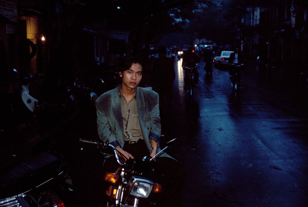 Một thanh niên chờ bạn đi chơi Tết, 1994.​