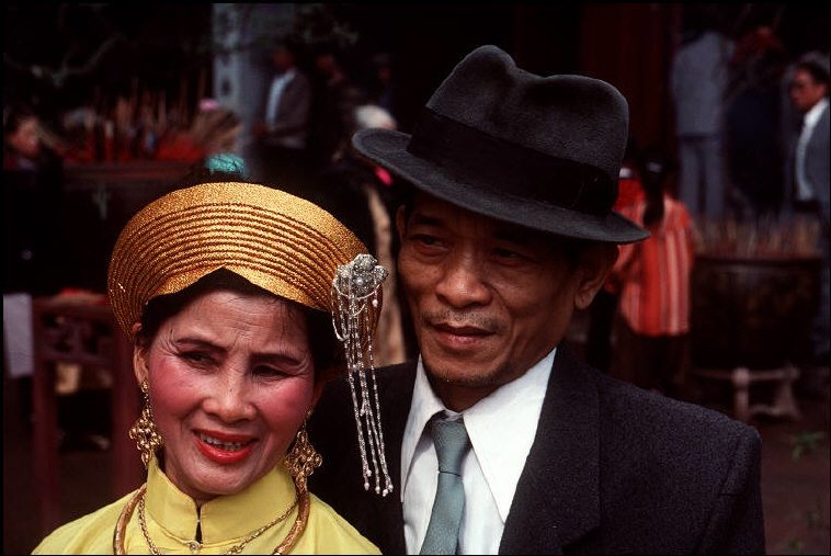 Người lớn tuổi du xuân trong trang phục truyền thống xen lẫn hiện đại quanh Hồ Gươm, Hà Nội.