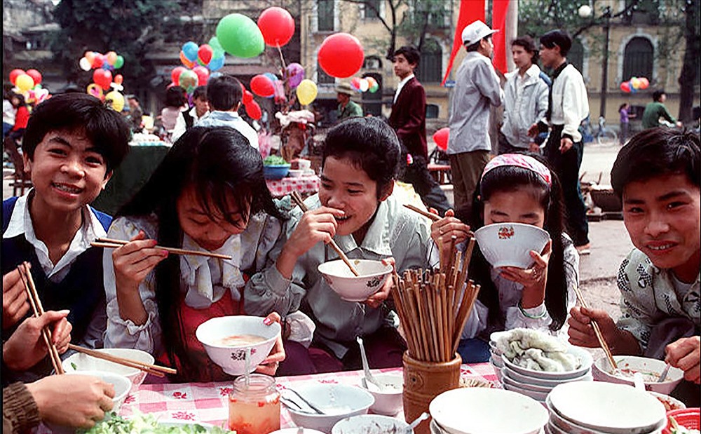 g bức hình chụp Tết Giáp Tuất 1994, tức 25 năm trước ở Hà Nội để cùng tạm biệt năm con cún nhé. Tác giả lần này là Bruno Barbey, một nhiếp ảnh gia của tổ chức Magnum Photos chuyên chụp chiến trường đã quyết định “ăn Tết” năm ấy ở Việt Nam.  