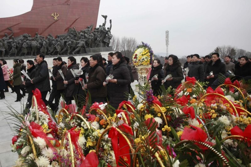Những bó hoa đặt tại các bức tượng của các cố lãnh đạo Triều Tiên. Ảnh: AP. 