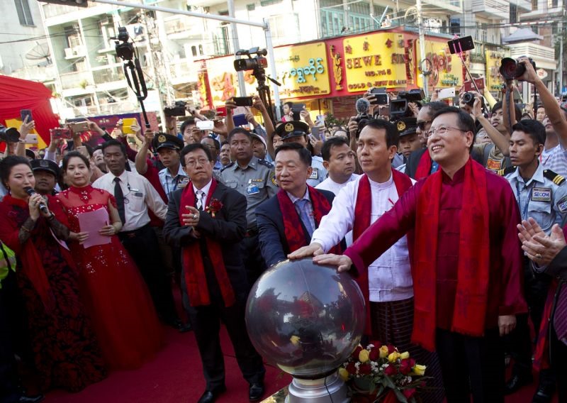 Người đứng đầu vùng Yangon Phyo Min Thein (thứ 2 từ phải sang) và Đại sứ Trung Quốc Hong Liang (ngoài cùng bên phải) đặt tay lên một quả cầu trong sự kiện mừng Tết Nguyên đán tại khu Chinatown ở Yangon, Myanmar. Ảnh: AP. 