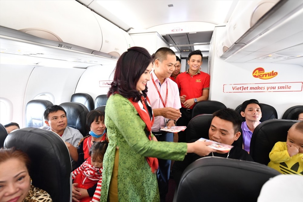 Bà Hồ Ngọc Yến Phương chúc tết và lì xì cho các nhân viên ở các bộ phận làm việc tại sân bay. 