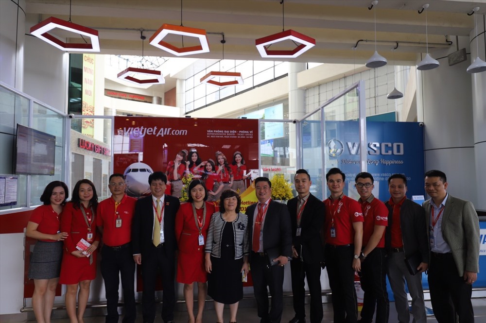 Lãnh đạo hãng hàng không Vietjet chụp ảnh cùng các cán bộ, nhân viên ở sân bay quốc tế Nội Bài sáng mồng 1 tết.