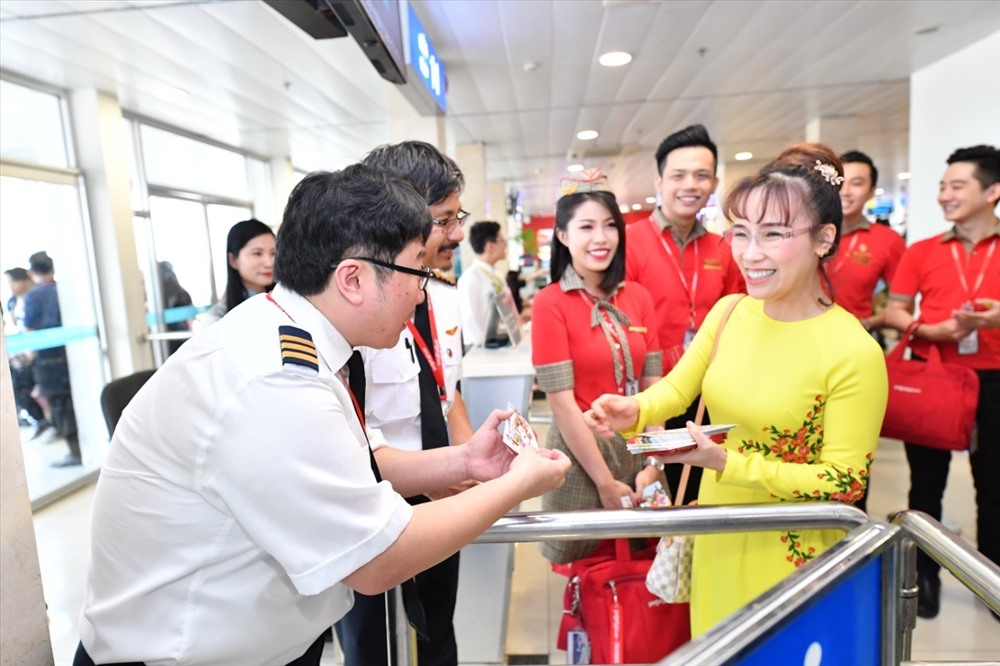 CEO Nguyễn Thị Phương Thảo - Tổng Giám đốc hãng hàng không Vietjet thăm hỏi, chúc tết và lì xì chocác đơn vị khai thác tại sân bay, các phi công, tiếp viên làm nhiệm vụ ngày tết. 