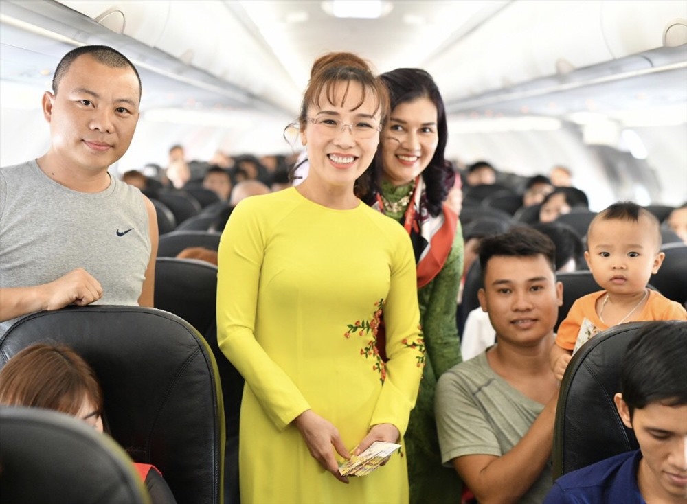 CEO Nguyễn Thị Phương Thảo chúc tết, lì xì và chụp hình lưu niệm với hành khách trên chuyến bay đầu năm.