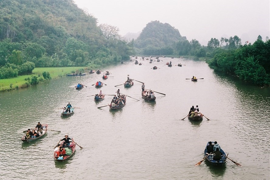 Chùa Hương là di tích quốc gia đặc biệt, rất nổi tiếng với du khách trong và ngoài nước. Ảnh TV.