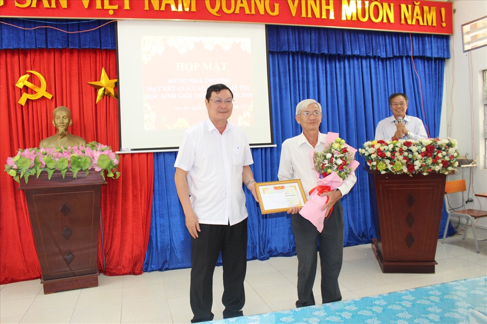 Giám đốc Sở GDĐT Long An - ông Nguyễn Thanh Tiệp - trao khen thưởng đột xuất cho Trường THPT Chuyên Long An.