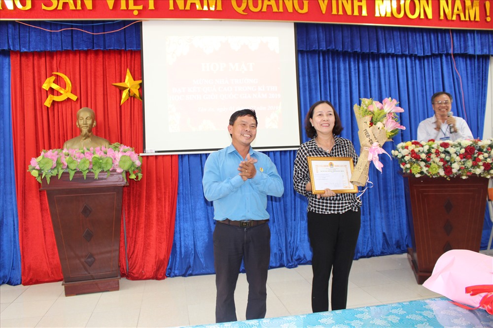 Chủ tịch Công đoàn Giáo dục tỉnh Long An - ông Nguyễn Ngọc Thiện - trao Giấy khen cho CĐCS Trường THPT Chuyên Long An.