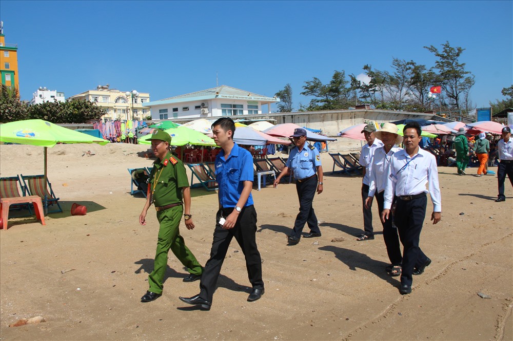 Các lực lượng chức năng kiểm tra các đơn vị kinh doanh tại các KDL tại bãi Thùy Vân (TP. Vũng Tàu)