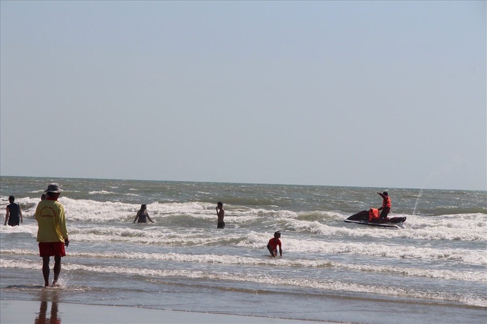 Lực lượng cứu hộ bờ biển sử dụng ca nô hướng dẫn du khách tắm biển tại các khu vực an toàn