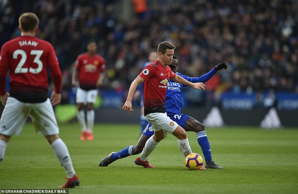 Một pha tranh chấp của Herrera (áo đỏ) trong trận gặp Leicester mới đây. Ảnh: Daily Mail.