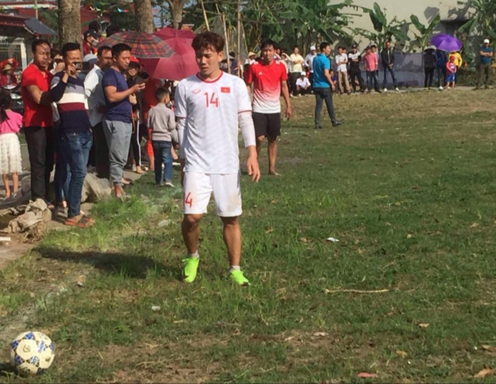 Sự có mặt của tiền vệ Minh Vương thu hút sự chú ý của rất đông người hâm mộ quê nhà. 