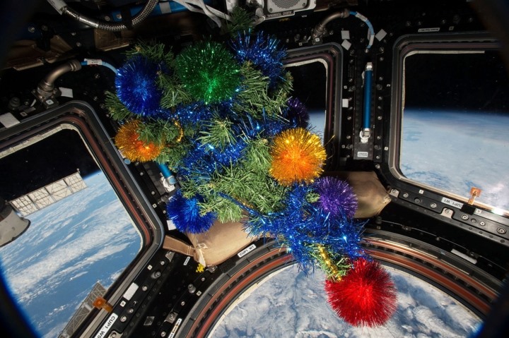 Cây Giáng sinh đầu tiên được làm từ vỏ hộp đồ ăn: Mỗi năm ISS đều trang trí cây Giáng sinh bằng nhiều đồ vật được gắn theo các hướng khác nhau. Để cái cây này không trôi nổi trong không gian, người ta phải gắn nó với một vật gì đấy và thỉnh thoảng và phải gắn lên trần nhà.  
