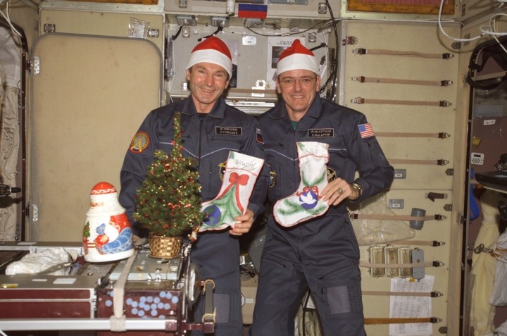 Nhận những món quà tự làm từ những người vợ của mình cũng là một điều thú vị dịp Năm mới của các phi hành gia trên trạm ISS.  
