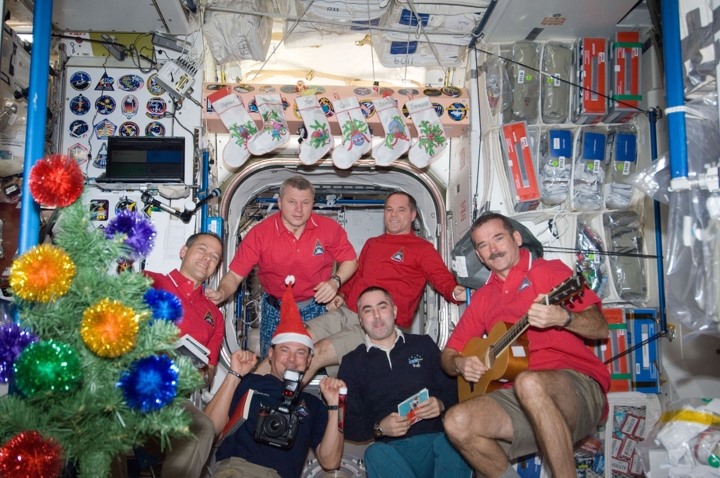 Không ai làm việc ngày đầu năm: Ngày đầu tiên trong Năm mới, mọi người sẽ nghỉ ngơi và làm những điều họ muốn, thậm chí cả các nhà du hành vũ trụ trên trạm ISS cũng vậy./.  