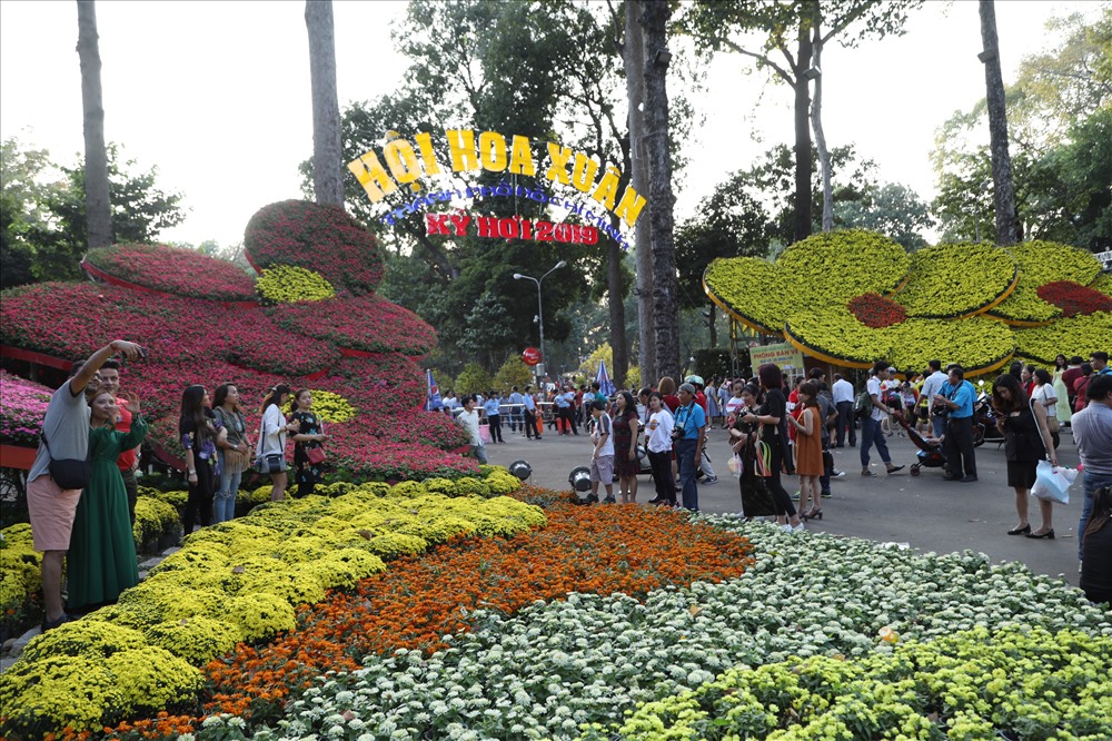 Tại Hội Hoa Xuân Tao Đàn, hàng nghìn người cũng đang tấp nập đổ về để chiêm ngưỡng của hàng trăm loại hoa, cây cảnh được trang trí nơi đây. Ảnh: Trường Sơn