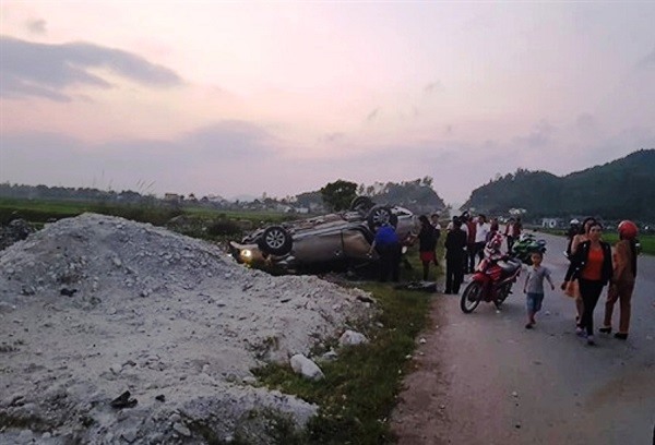   Hiện trường vụ ô tô đâm xe máy xảy ra ở Nghệ An (Ảnh: Minh Huyền).