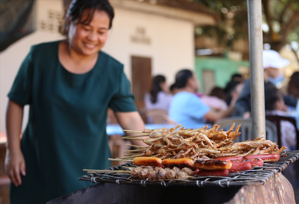 Ngoài vãn cảnh, xin chỉ tay cầu may, ẩm thực trên đất Lào với các món nướng cũng thu hút nhiều người Việt. Ảnh: Hưng Thơ.