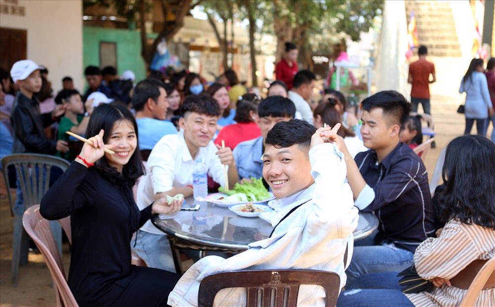 Điều lạ ở trên đất Lào, là ngay trong khuôn viên của chùa, các món ăn được bày bán để phục vụ khách. Ảnh: Hưng Thơ.