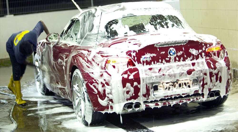 Việc rửa xe thường xuyên sẽ giúp chiếc xe bạn luôn trong tình trạng sạch sẽ và bóng bẩy.