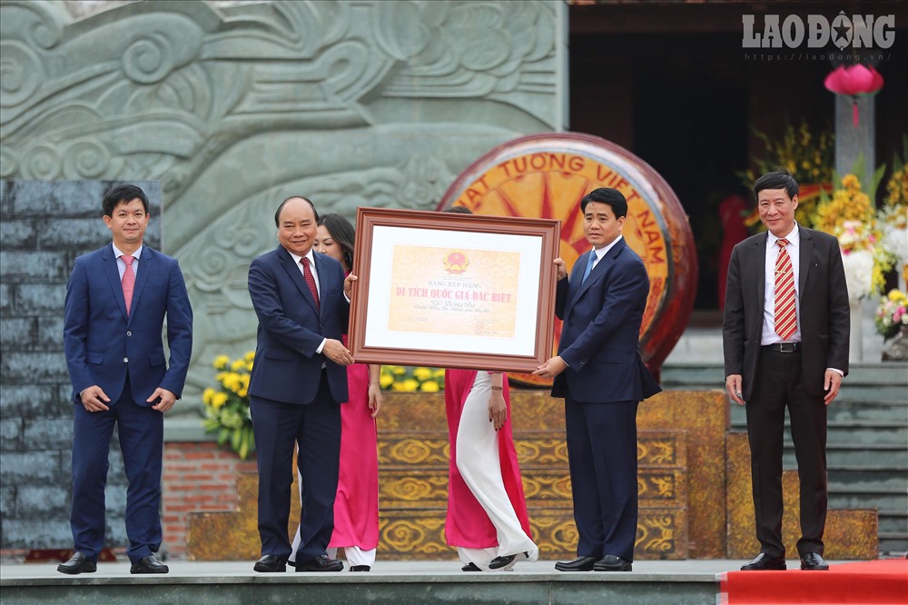 Thủ tướng Nguyễn Xuân Phúc trao bằng xếp hạng di tích quốc gia đặc biệt Gò Đống Đa.