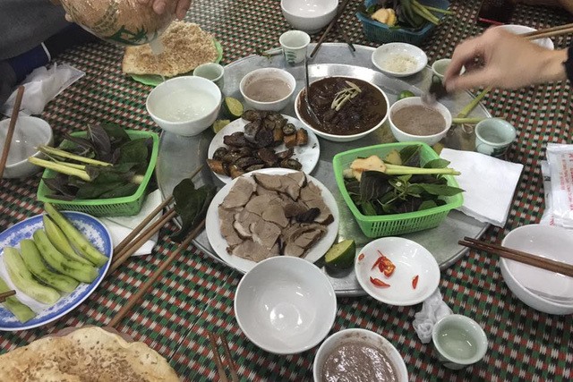 Đến Tết, thịt chó là món ăn truyền thống đặc biệt ở Việt Nam. Hãy thưởng thức hương vị độc đáo của thịt chó cùng bạn bè và gia đình trong không khí đón Tết tràn đầy niềm vui và hạnh phúc.