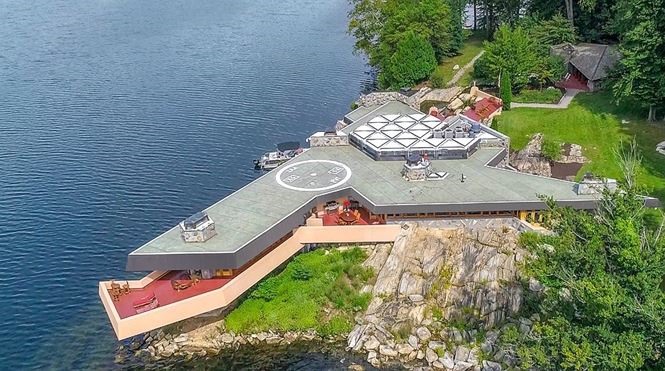 Sân bay trực thăng được xây dựng ngay phía trên mái nhà chính. Bên cạnh đó là biệt thự 4 phòng ngủ hướng ra phía mặt hồ.